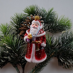 Образ Деда Мороза и Снегурочки в елочных украшениях