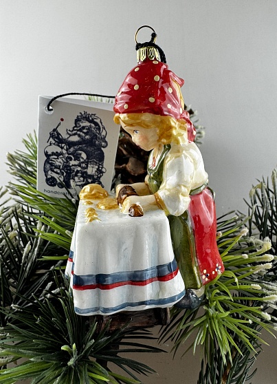 Девочка готовящая печенье (красная) , Mostowski